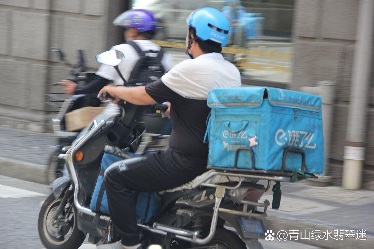 我们都在讨论外卖小哥进小区的拦门难题。🤔真正的便民服务不应该是简单的拒绝或接
