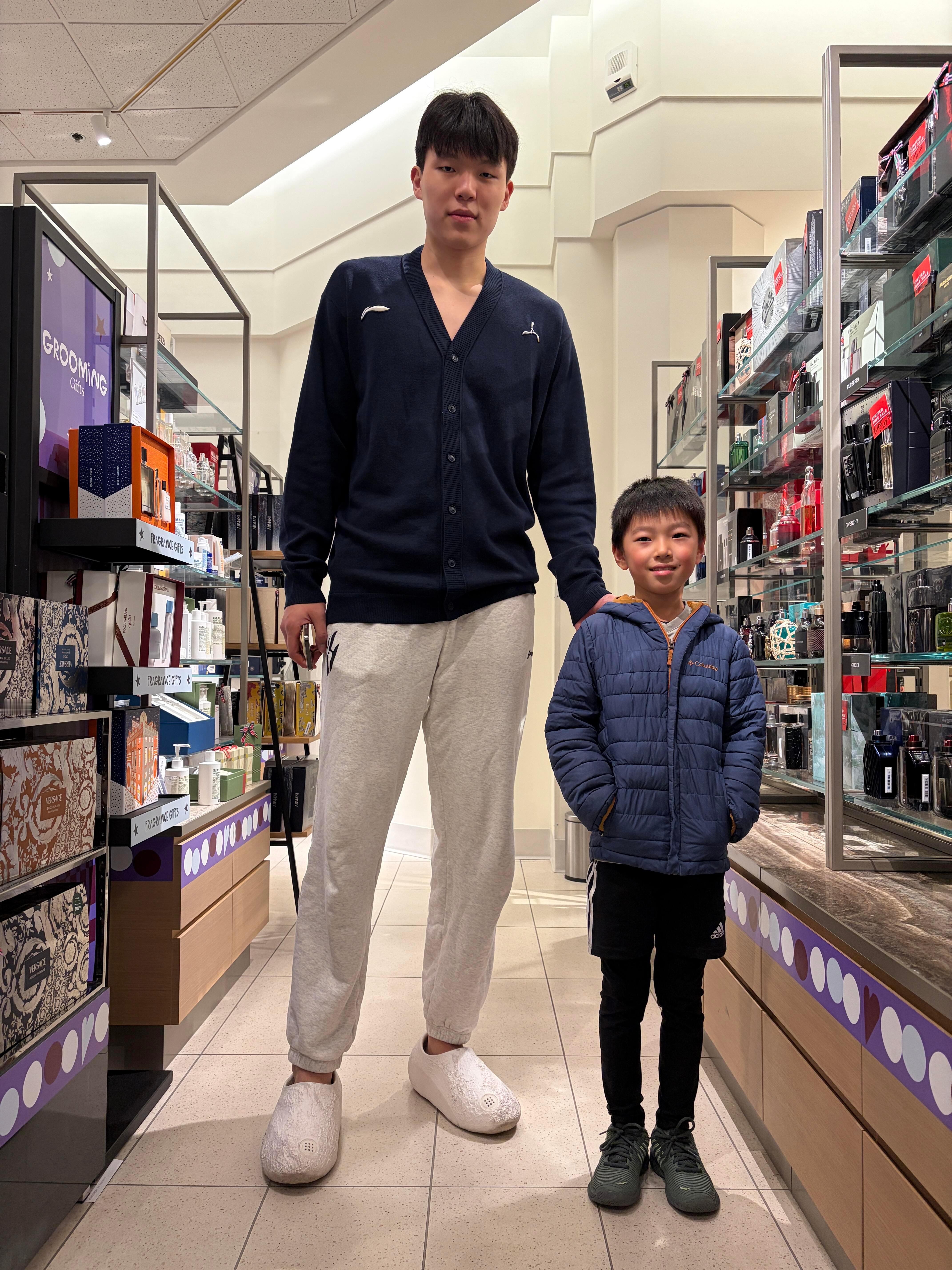 球迷最新偶遇杨瀚森合影，小杨好高啊