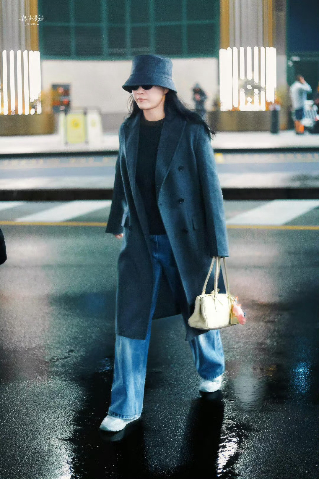 贾玲好瘦啊贾玲终于露面了啊啊啊啊好久不见的终于露面了！1月16日，贾玲亮相机场