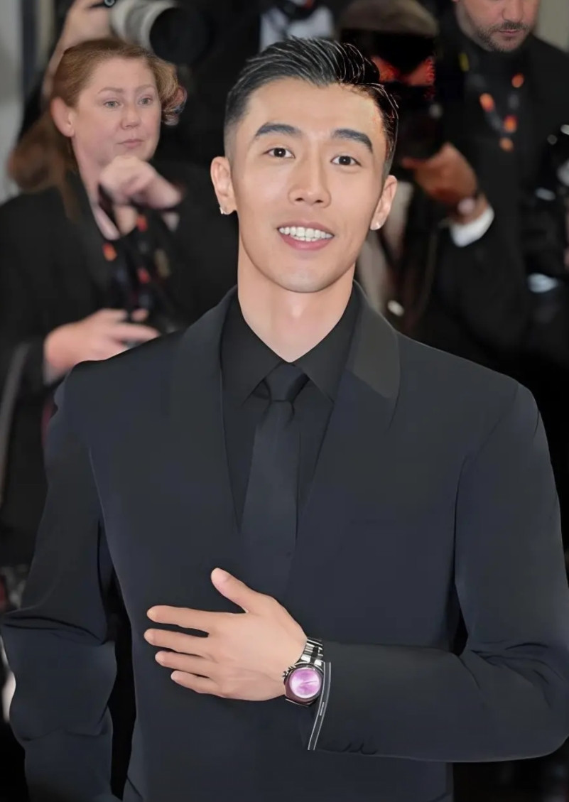 《四喜》最帅的男人，就是周游演的这个李景哲了，倒不只是说他长得帅气，而是明明能自