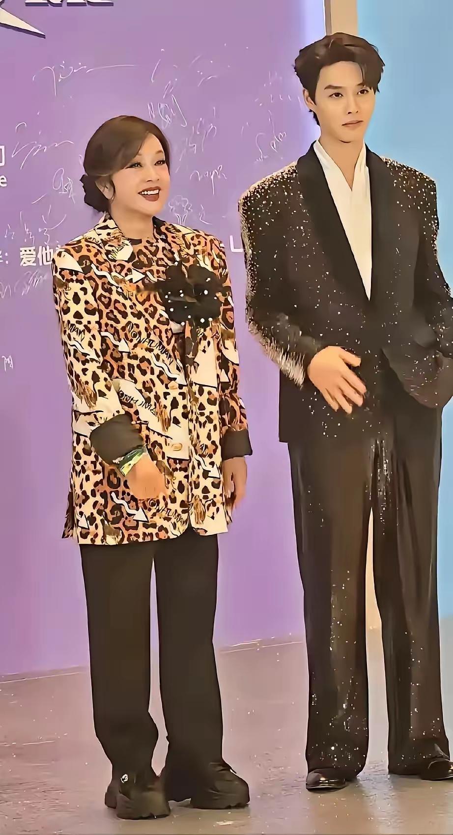 看得出来，刘晓庆是真的落魄了以前参加活动好歹戴点大翡翠、大珠宝啥的可这次红毯