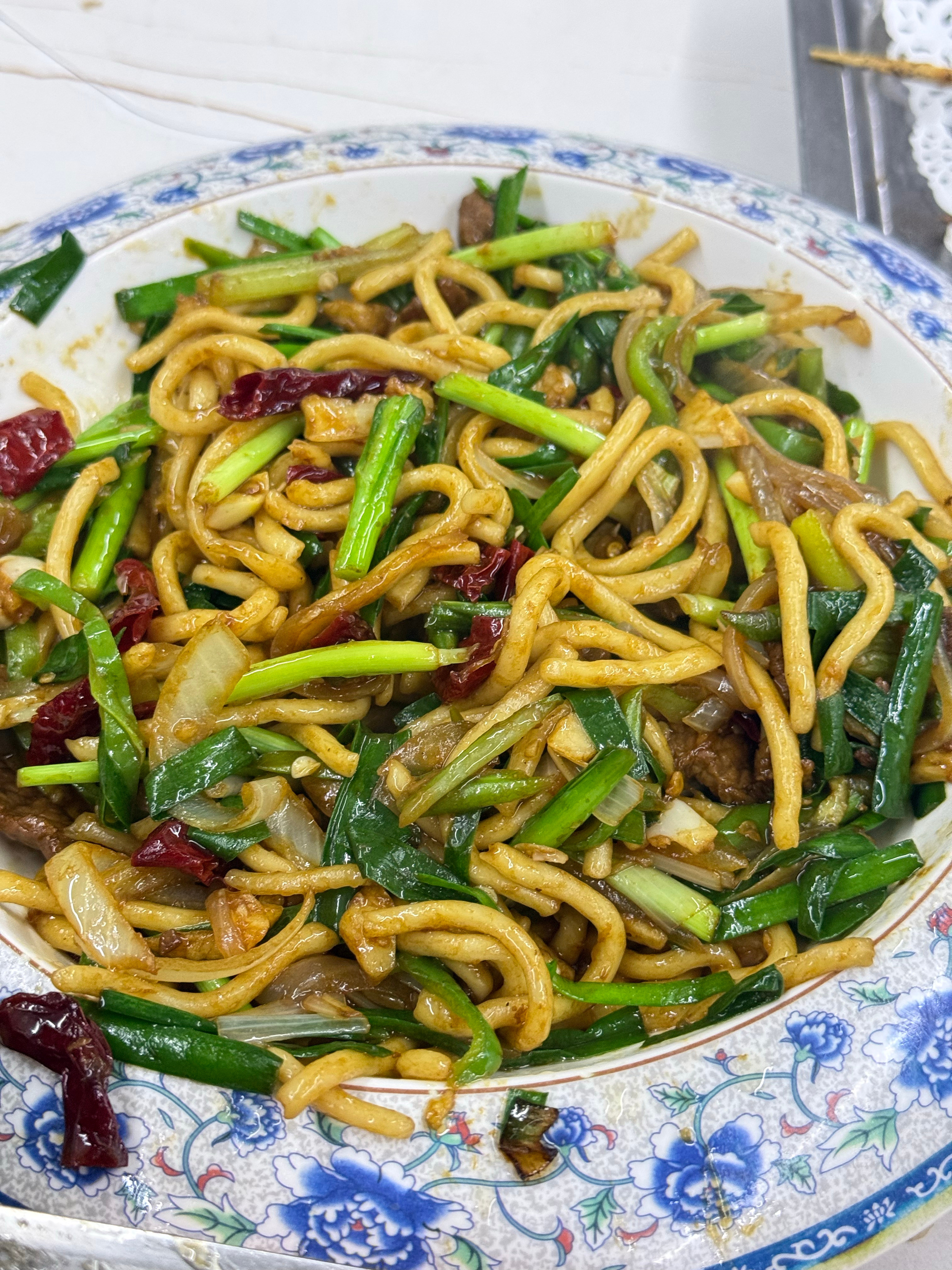 你们晚上吃什么？新疆拉条子配羊肉串嘎嘎香😋