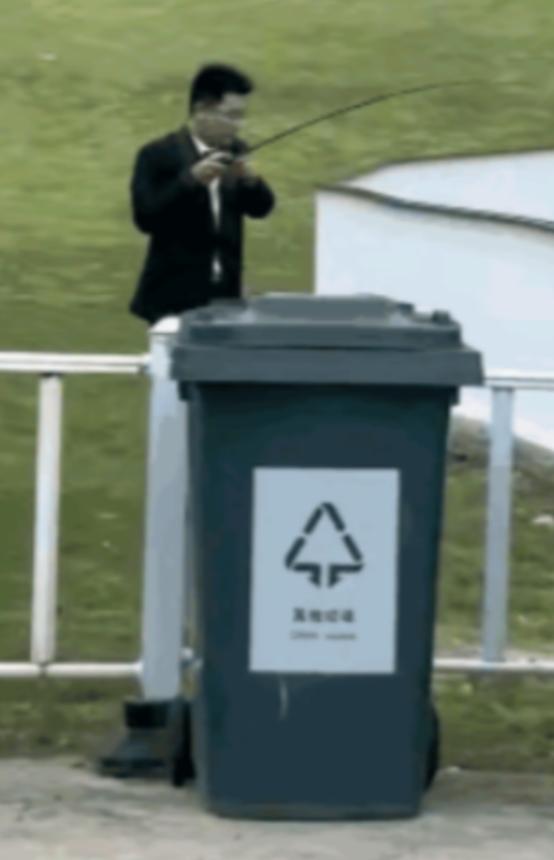 “这就是命啊！”浙江舟山，一位男子和妻子拍婚纱照时，趁着妻子换衣服的间隙，拿出车