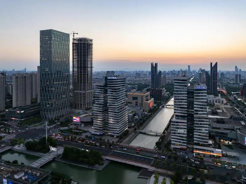 宁波楼市今年上半年降的还是挺明显的。去年上半年的时候宁波房价就降了不少，今年上
