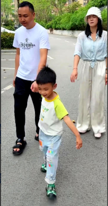 伤心后悔了吧！离婚二年后，妈妈在次见孩子成为陌生人。你说说看，人这辈子最