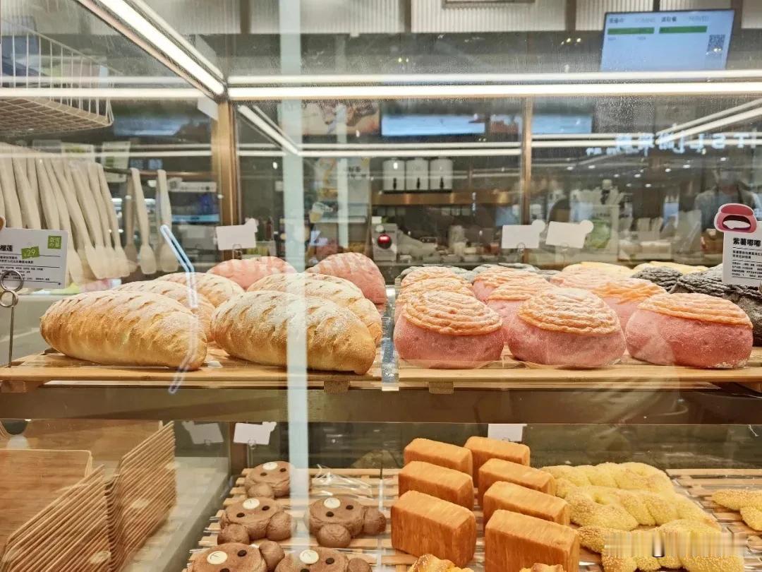 此前刷到祐禾、KUMOKUMO等昔日需排队半小时的网红面包店，不少门店已张贴闭