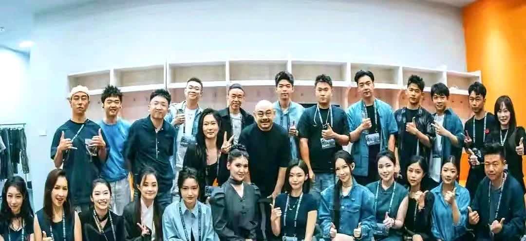 刀郎的音乐公司，养不起太多员工。每次演出需要临时花高价雇佣年轻美貌音乐学