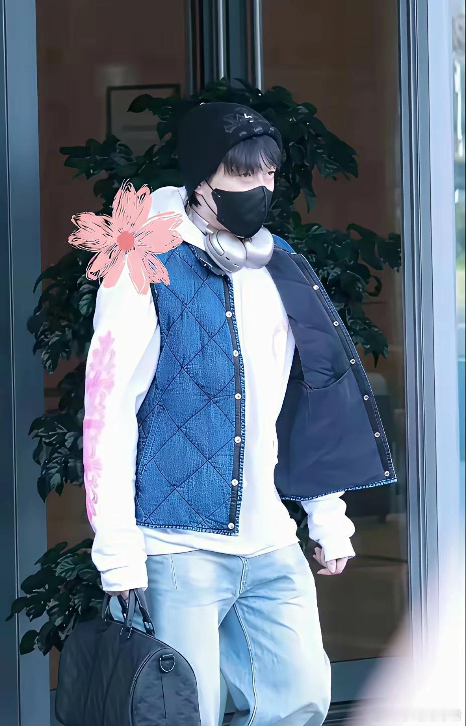 王楚钦穿3万5千元马甲被质疑奢侈！有网友表示，穿这个马甲正好，这两天南京白天很暖