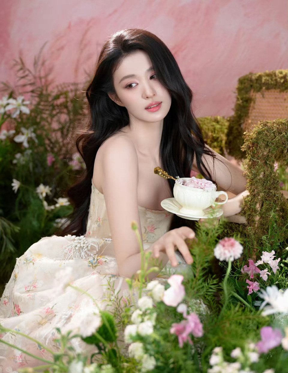 王楚然xDior今日出席迪奥苏州活动的品牌大使王楚然，身穿花卉抹胸连身裙与百