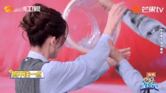 娜扎这段跟逗小猫有什么区别你好星期六谁懂啊！娜扎接不到水桶急得跺脚，侯明昊还在