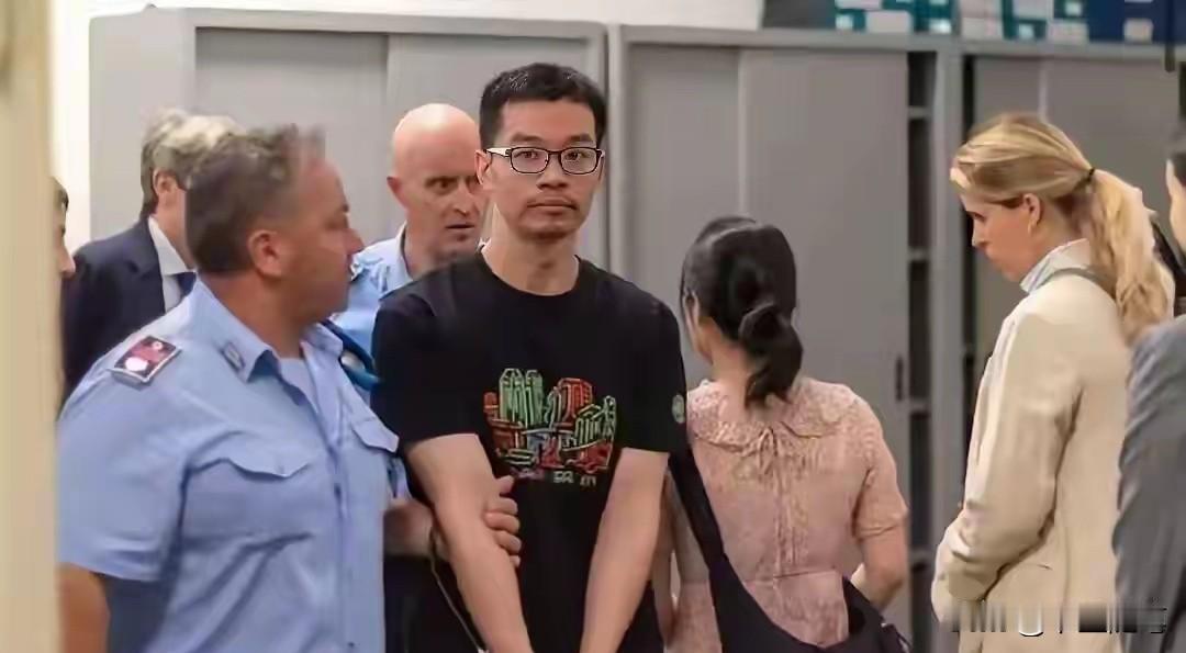 自投罗网的徐泽伟，除了让人惋惜，没有什么让人同情的。明知道被美国通缉，还招摇