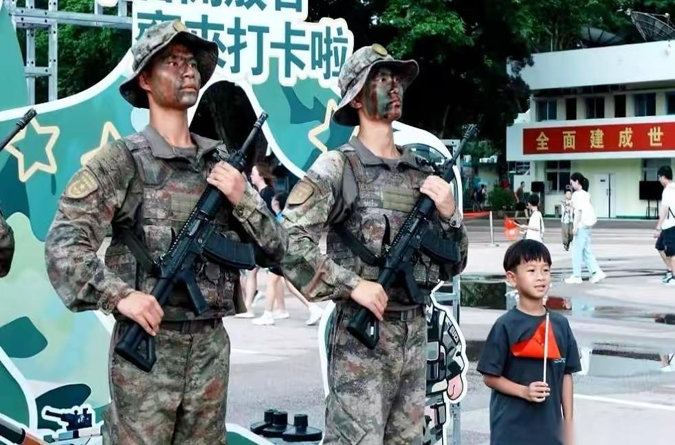 距离香港回归已经快28年，七百多万香港常住居民里，至今没有本地户籍居民直接入伍成