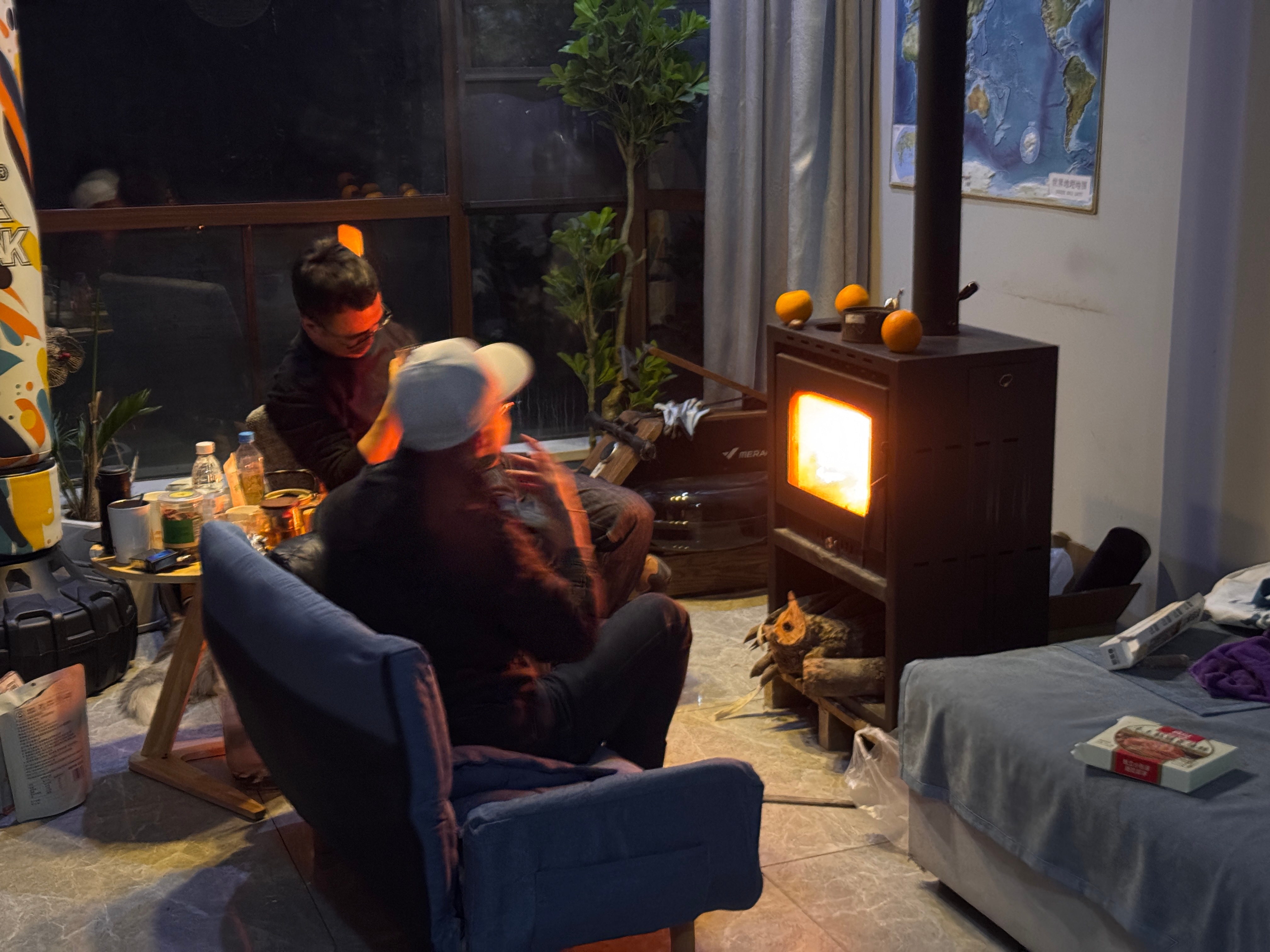 三五好友一个炉子一壶茶一包烟一盘瓜子花生几个烤红薯和肉肠安逸…