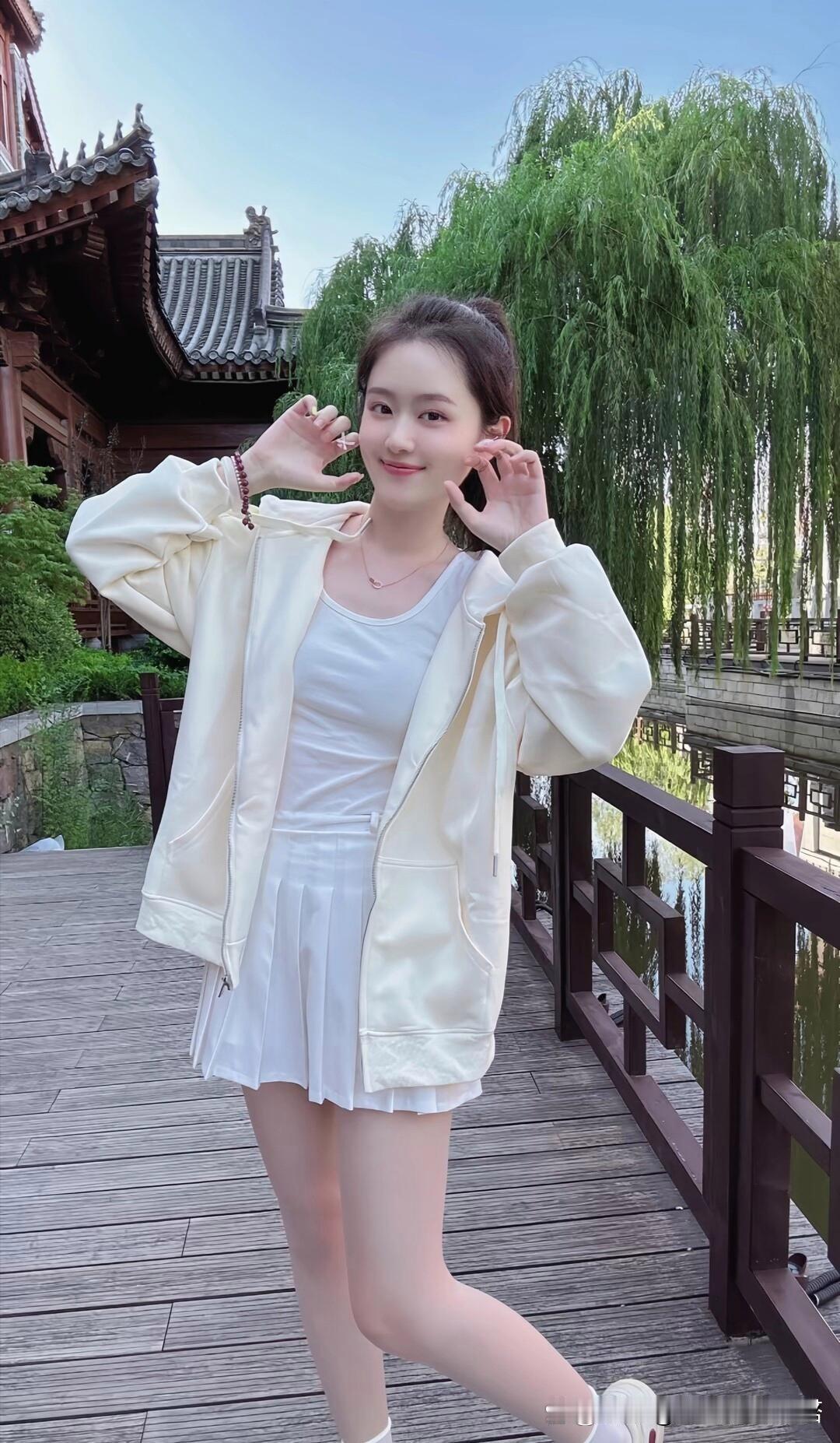 想象一下，在那座古风桥上，一位元气少女身着白裙，宛如从画中走来。白裙随风飘飘，就