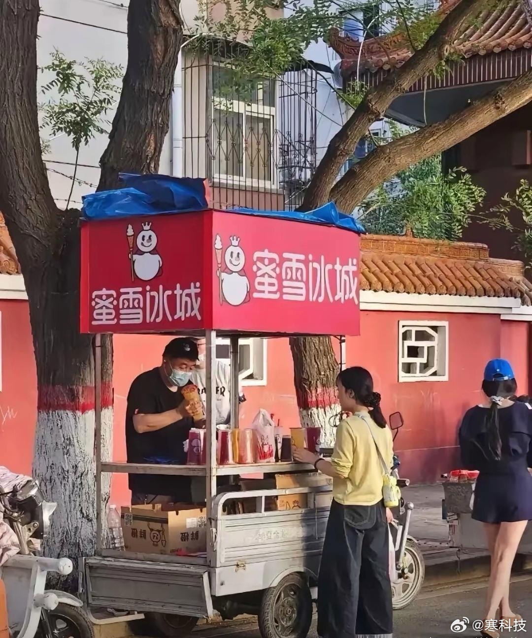 不得不服！有位大爷每天清晨就往蜜雪冰城跑，一次批发四五十杯柠檬水，整整齐齐码进泡