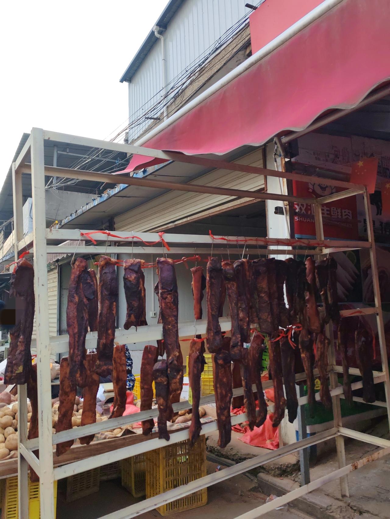 肉价越低，越没人买，太反常12月17日，坐标西安。刚刚我去了一趟彪哥家的肉铺，