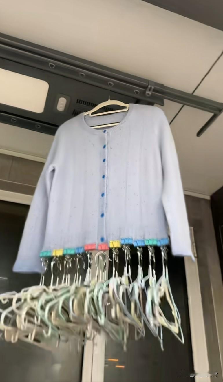 以为羊绒衫成败在此一举，干了后发现下摆成波浪式，肩膀拱起两个大包而且底下的夹子