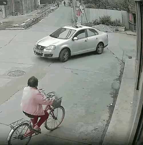 换一个角度看大妈摔倒索赔22万，如果大妈不刹车这两女孩就真的撞上了从视频角度来