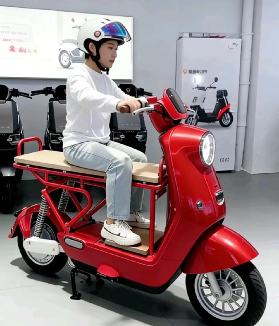 这下真得给网友的脑洞跪了电动车厂家没料到卖车的更是懵圈，新国标刚落地接娃