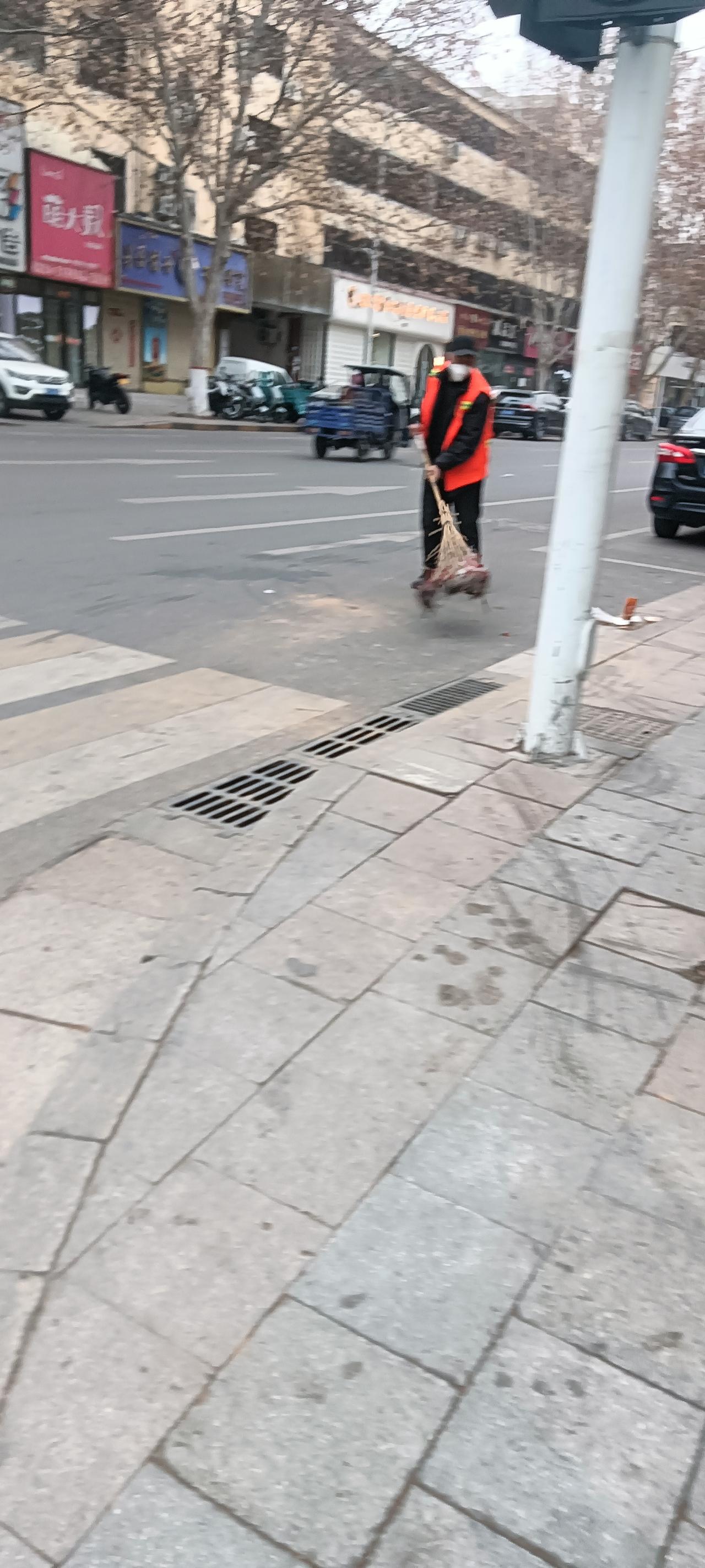 小年这天我在路口撞见了最“扎心”的一幕。今天是北方小年，街上张灯结彩，大