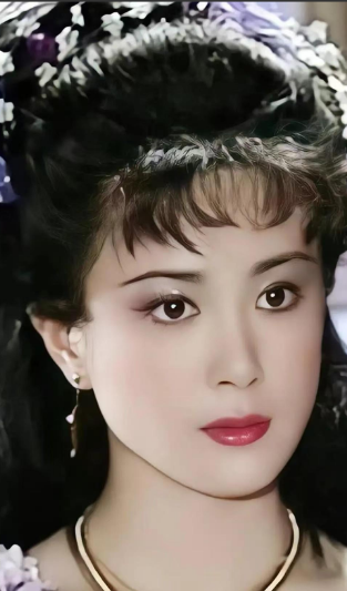 1990年拍摄《封神榜》时，26岁的傅艺伟死活不肯和56岁的达奇拍吻戏，直言道他