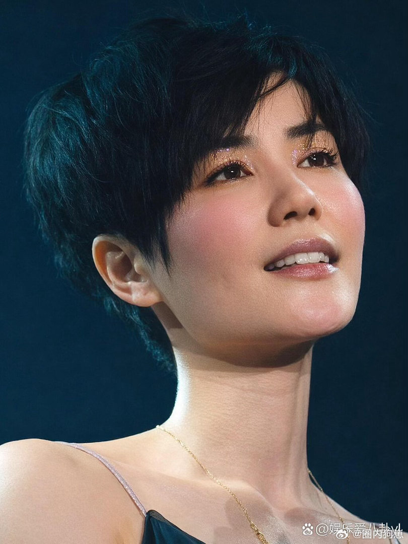 王菲的牙齿也太好看了吧！整齐又白亮，和她的气质绝配，越看越有味道～