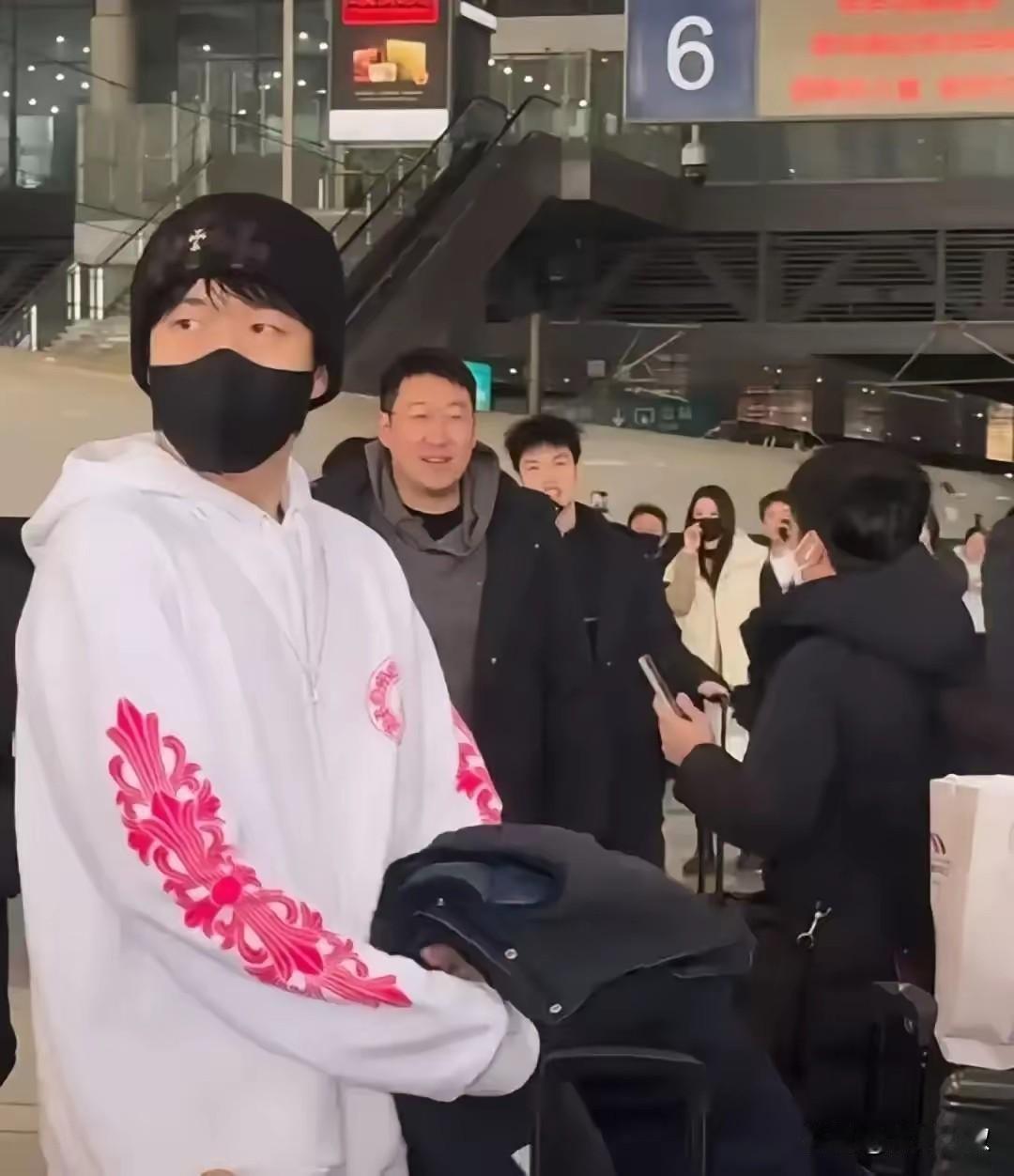 我去！孙颖莎人在家中坐，就这么火上了热搜！魏桥夺冠后，一行人来到南京站台