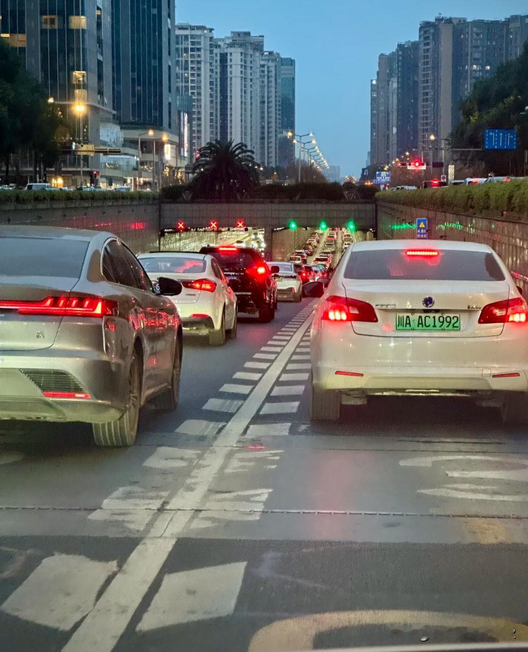 成都的剑南大道，号称全国最堵的10条主干道。成都第二纵轴的艰难大道，这条路堵车