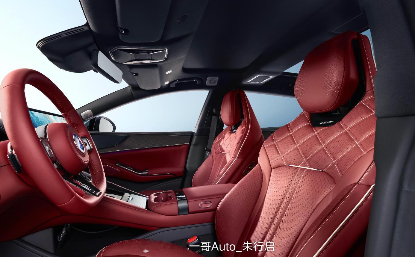 全新腾势Z9GT的内饰官图曝光，新车内饰新增“熔岩红”配色，此次换装102.32