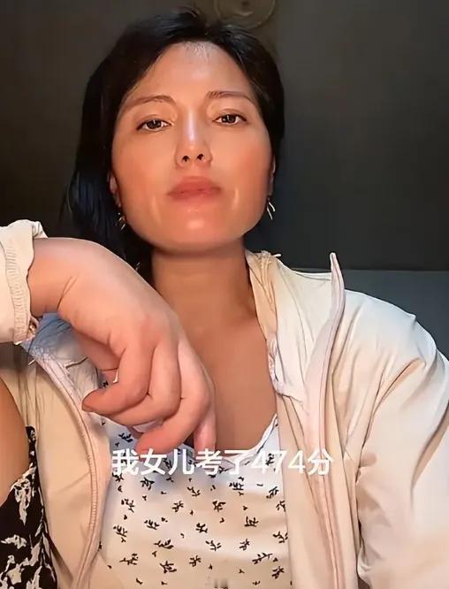 戴三万块的金耳环，哭着说拿不出五千学费。这届网友的眼睛，是真毒。开学季刷到个