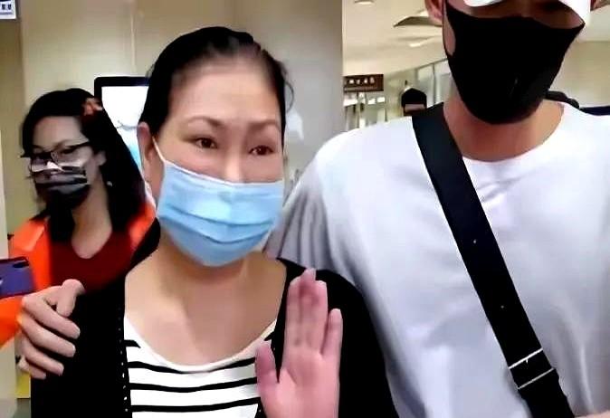 汪小菲这波操作真让人感慨！眼瞅着婚礼倒计时，他居然亲自给前丈母娘黄春梅递喜帖