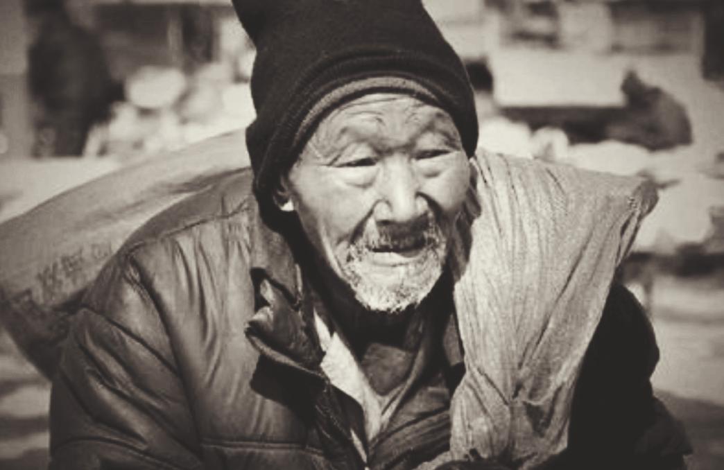 1988年秋，一个拾荒老头在吉林省公拉玛哨口松花江大桥下，发现了三个鼓鼓囊囊的编