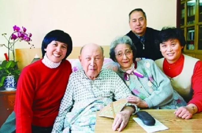 晚年，钱学森整天躺着，不爱说话，也不理人，家人以为他得了老年痴呆，谁知当医生问他