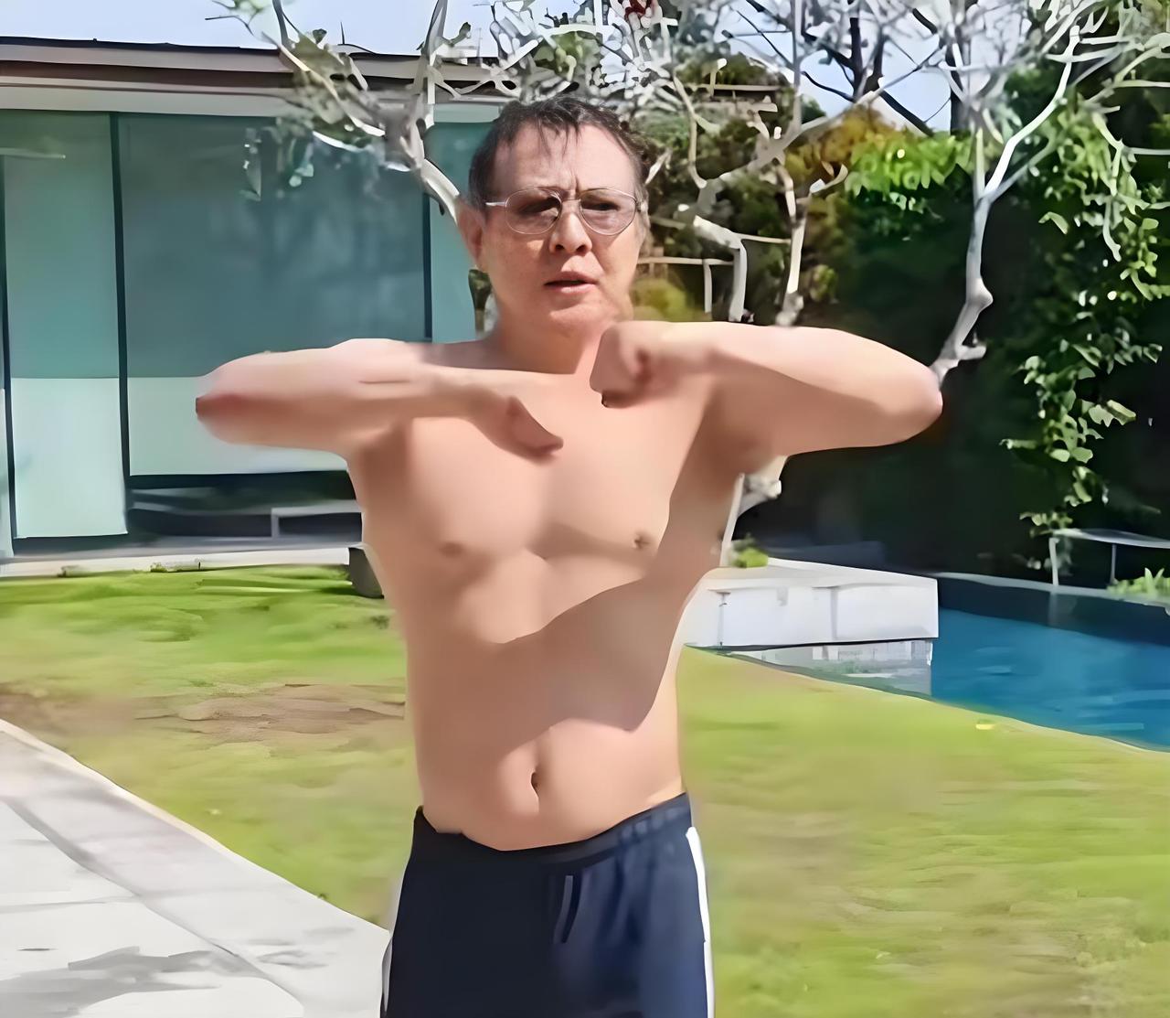 李连杰现在的身材和成龙有点像。李连杰年轻时候，武术冠军级别，身材灵活性高，虽然看