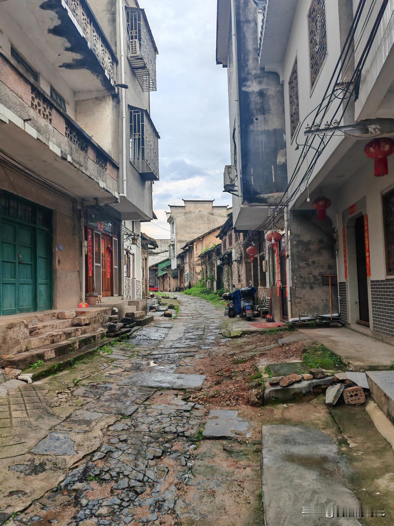 走近桂林大圩古镇，最先迎接我的，是那条青石板路，石板被岁月磨得光滑，坑坑洼洼的，