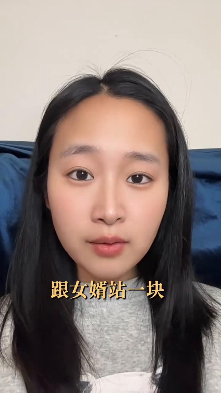 张纪中与妻子丈母娘合照。75岁的张纪中一把揽住比自己小11岁的丈母娘，旁边的妻