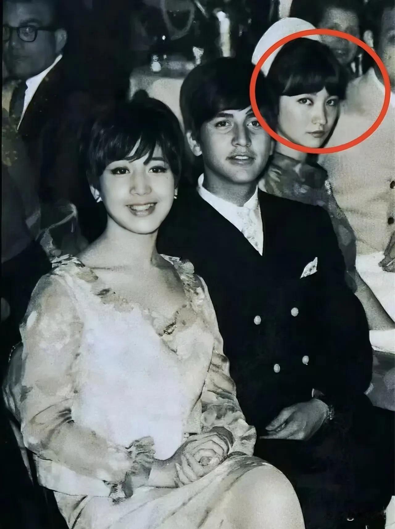 图片上这三个人是赌王何鸿燊和原配的子女，而原配长子早夭折，在80年代车祸去世。