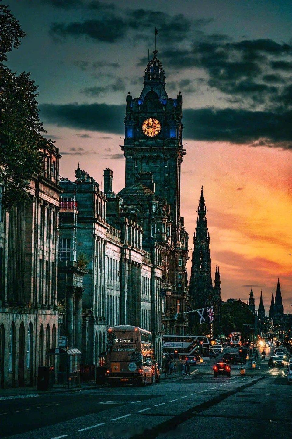 【这里是英国】爱丁堡的夕阳轻落尖塔，染尽天际。源自:英国爱丁堡旅游局​​​