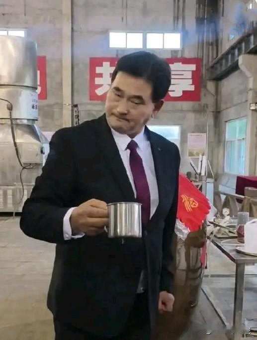 大衣哥朱之文真的是万能专家，看他到酒厂品酒的状态，完全不输高级品酒师，一闻、二观