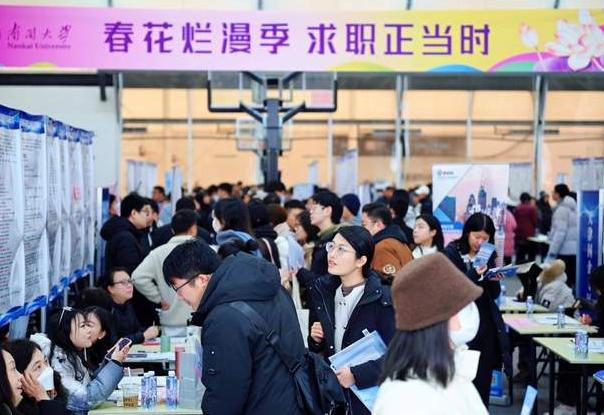 毕业生1270万新高,出生人口跌破800万，就业“代际错配”有多严重1270