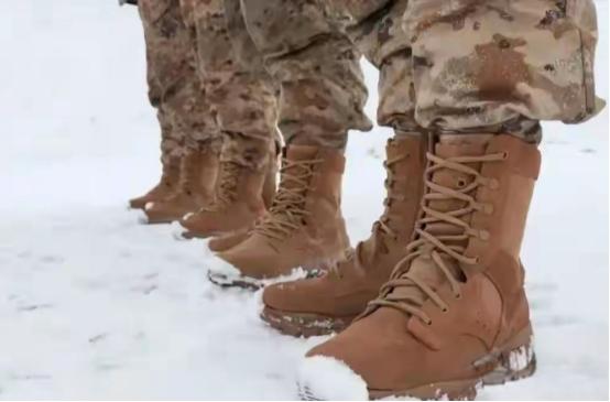 你知道解放军最卷的装备是啥吗？不是枪，也不是夜视仪，而是一双作战靴。千万别小看这