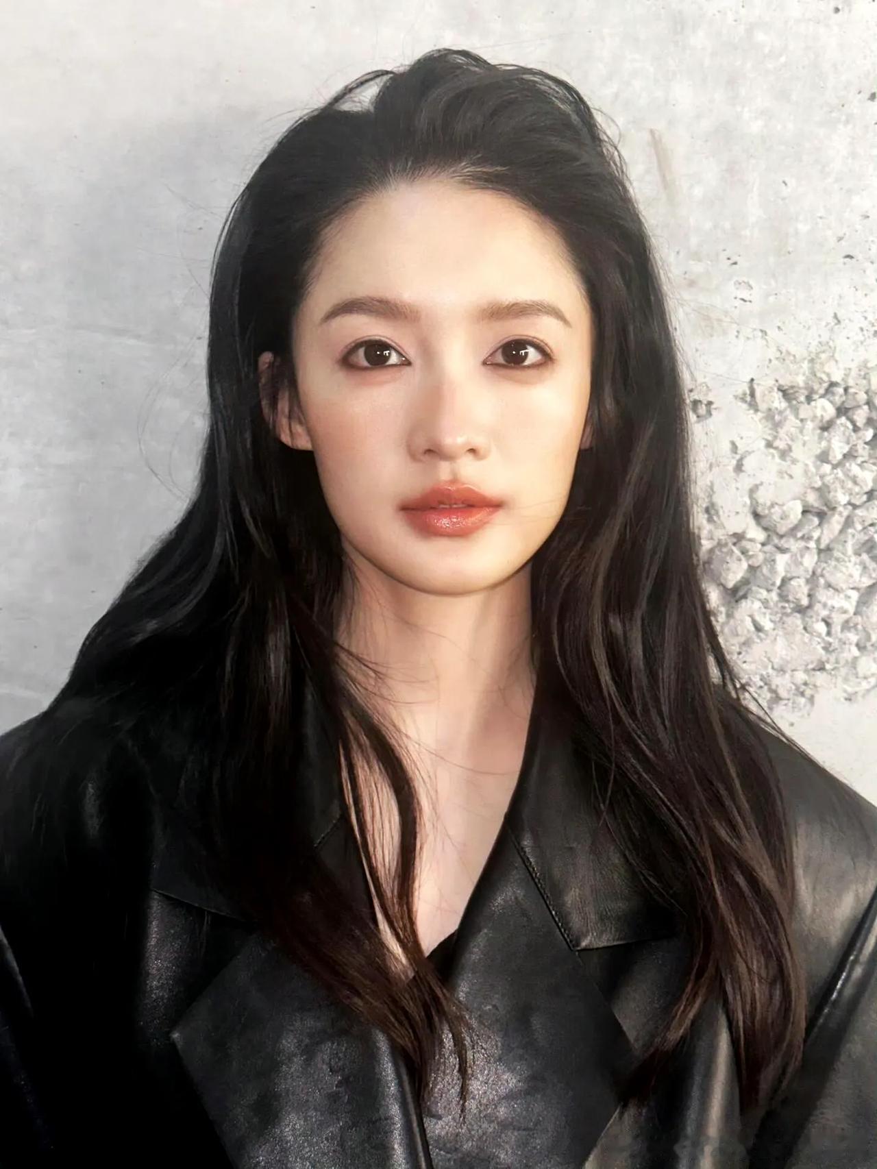 原来女明星抗住镜头的秘密藏在睡姿里！李沁睡前像被按了暂停键，脊背挺得笔直，连枕头