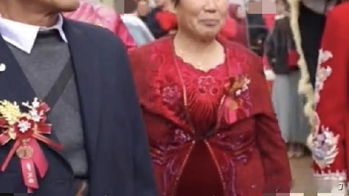 “媳妇好看，还是儿媳妇好看？”爸爸的这个回答，让大家瞬间笑了起来。据视频报道