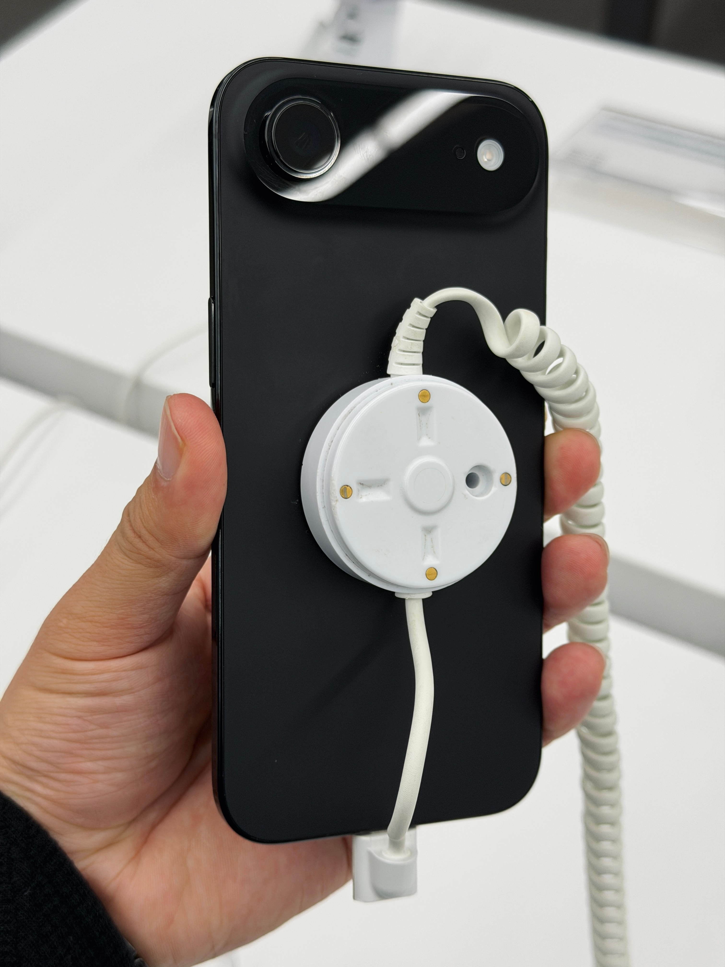 17Air看了下实机设计确实没得说上手第一感觉就是精致和细腻机身材料用的很精致