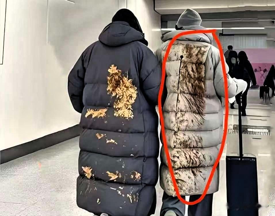 活了大半辈子了，头回在地铁上差点闹笑话！早高峰挤地铁时，我盯着前面俩人的羽绒服