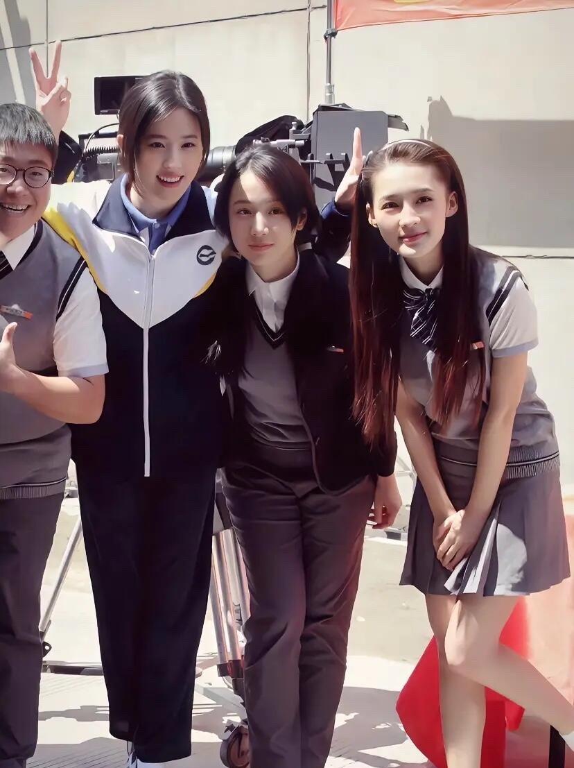 三位女演员的同框中，这一次最美的不是穿校服的刘亦菲，也不是穿裙子的李沁，而是中间
