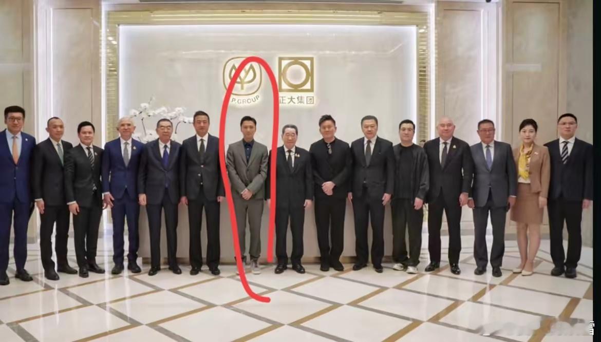 谢霆锋，身高谜！​谢霆锋身高还可以，这么多人作为参考，他的身高可以预估的很接近真