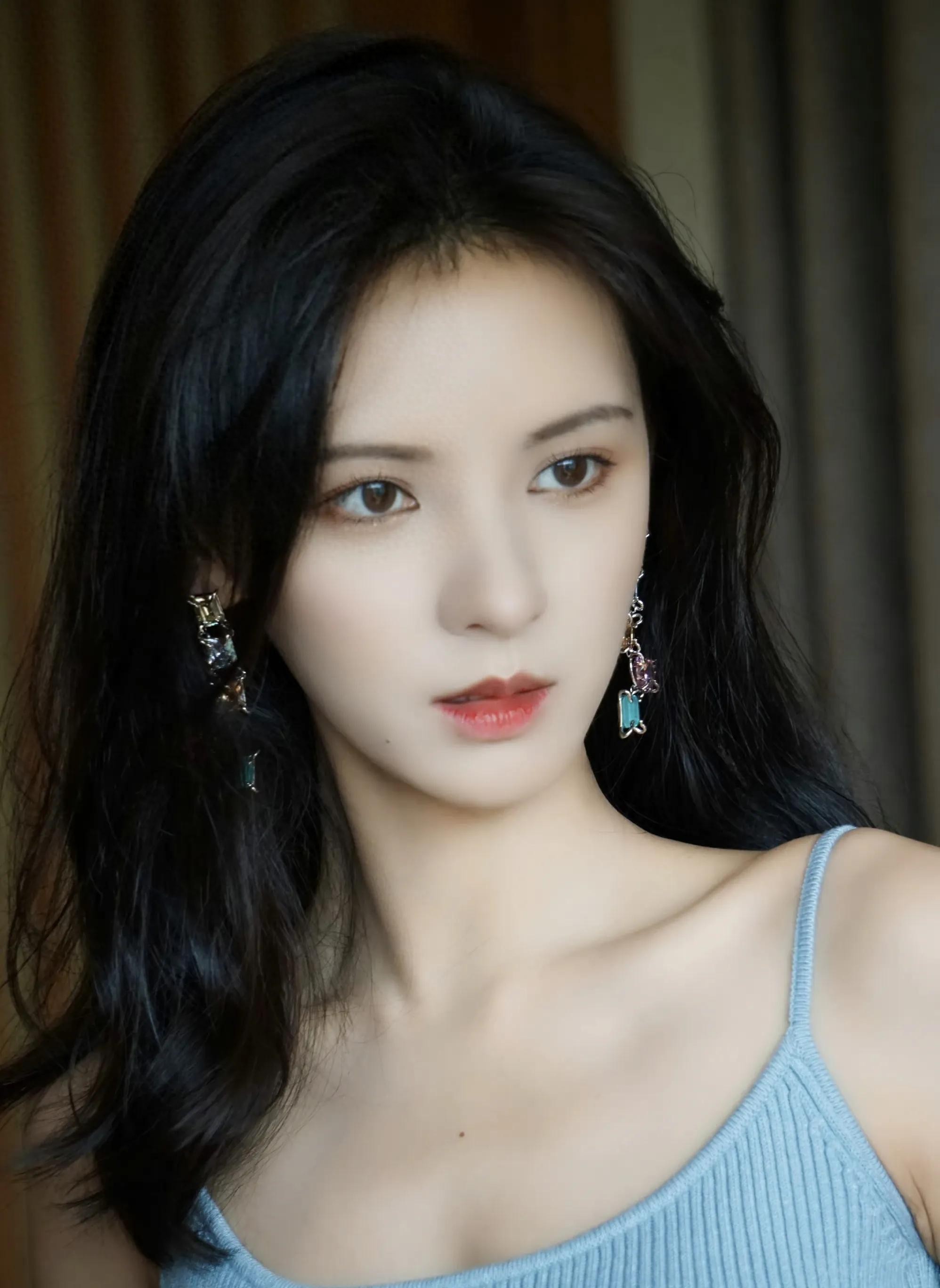 女星张予曦时尚写真：气质女神、如花似玉