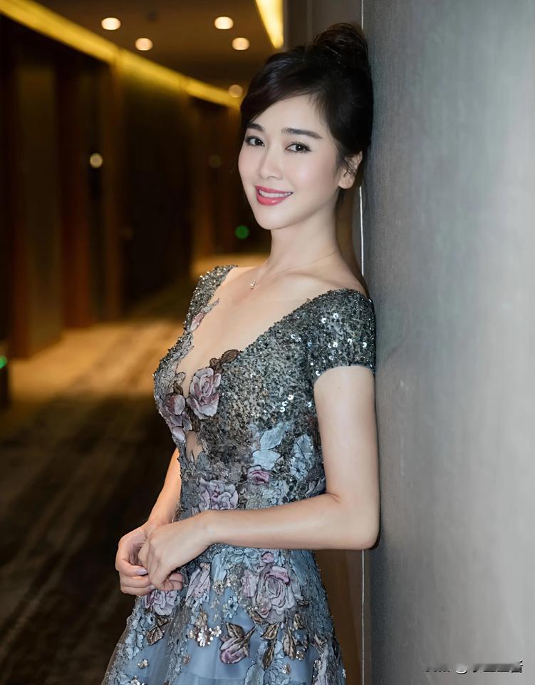 左小青，怎么变这样了？[捂脸哭]6月30日，48岁的左小青，冲上热搜，这一次，