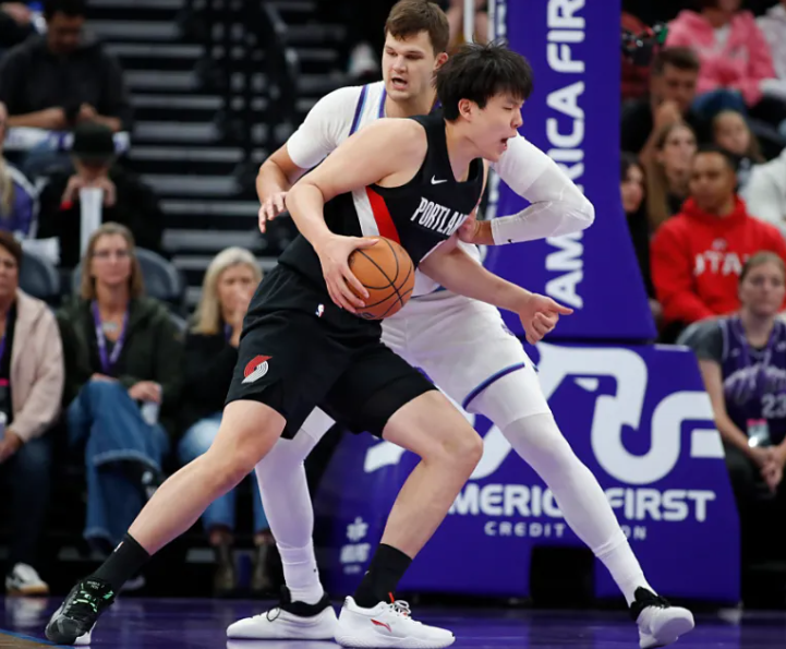 回头看，开拓者对杨瀚森表现早有预计，罗威回归在即，小杨难逃被下放